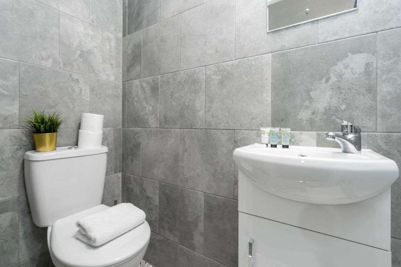 Two Bedroom Apartment - En Suites - Smart Tv'S - Wifi - Netflix - Bearwood Birmingham Exteriör bild