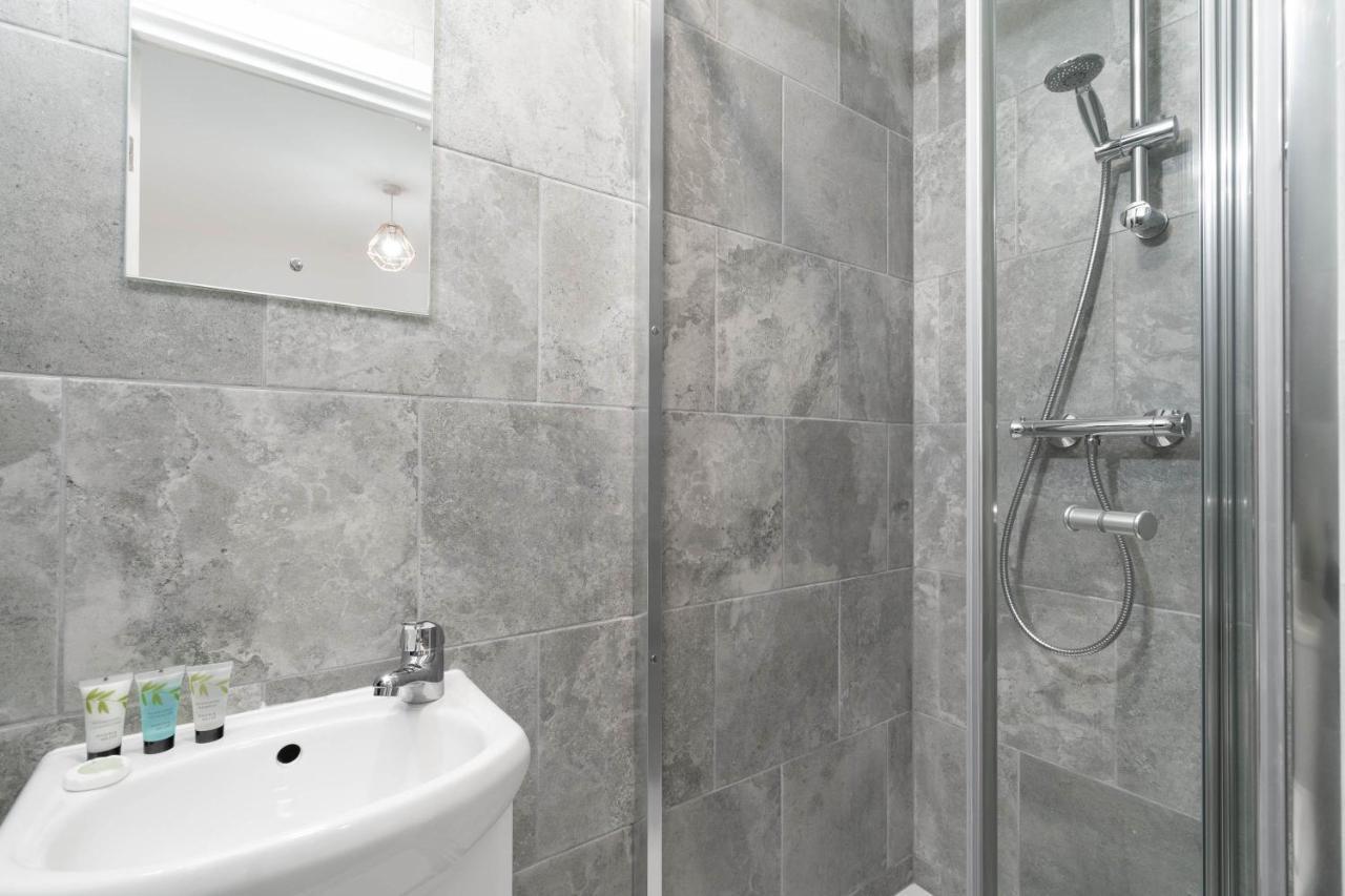 Two Bedroom Apartment - En Suites - Smart Tv'S - Wifi - Netflix - Bearwood Birmingham Exteriör bild